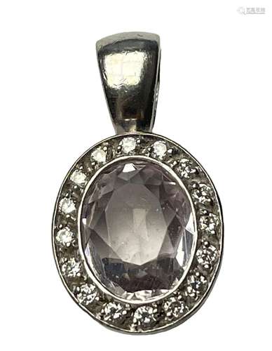 Pendentif en or gris 18 ct, cristal serti de diamants.