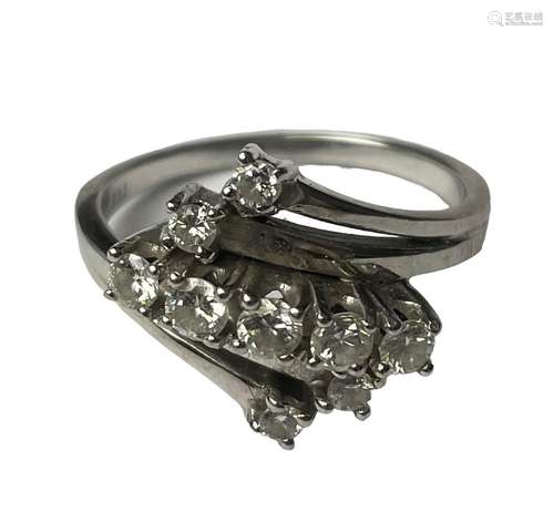 Bague en or gris 18 ct et diamants. 9 diamants de 0.15