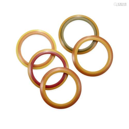 FIVE LAMINATED TWO-COLOR BAKELITE BANGLES in various combina...