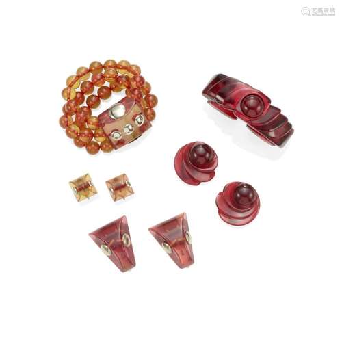 A GROUP OF RED TRANSLUCENT BAKELITE JEWELRY comprising a hin...