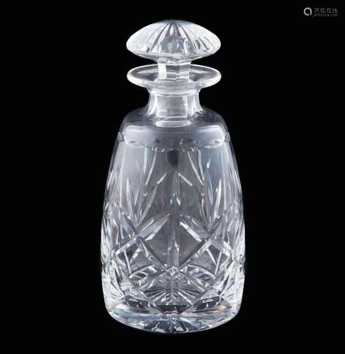 CARAFE EN VERRE TAILLÉ, DÉCORÉE DE MOTIFS GÉOMÉTRIQUES.