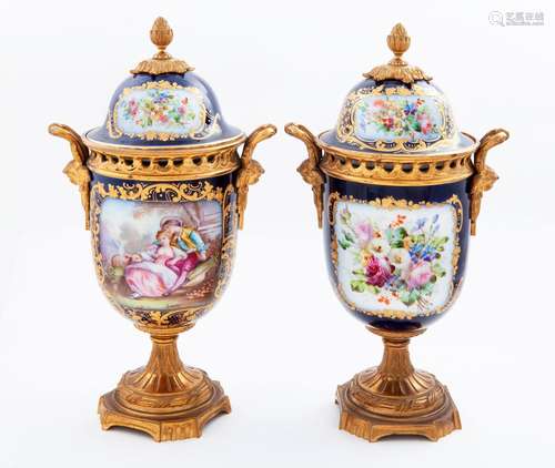 COUPLE DE BOÎTES À VASQUES EN PORCELAINE FRANÇAISE AVEC