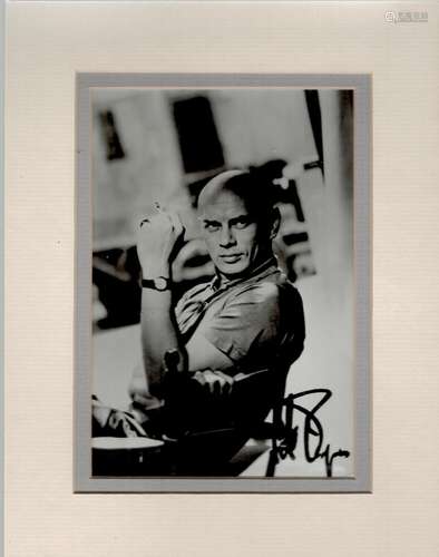 Yul Brynner signed 9x7 overall mounted black and white photo...