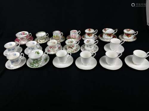 Cups and saucers (19) - Romantic - Porcelain