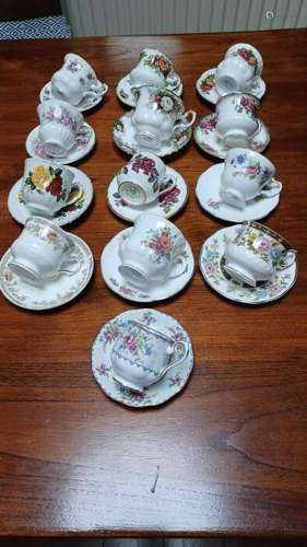 Royal Albert - Cups and saucers (13) - Porcelain