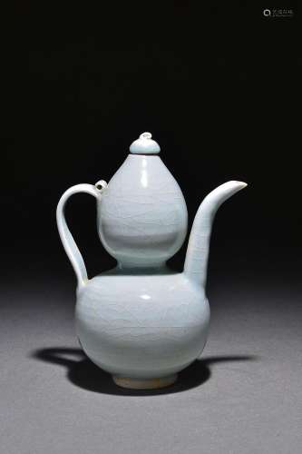 Hutian kiln shadow green glaze gourd-shaped jug