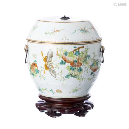 Pot with lid 'butterflies' in chinese porcelain