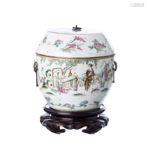 Pot with lid 'figures' in Chinese porcelain