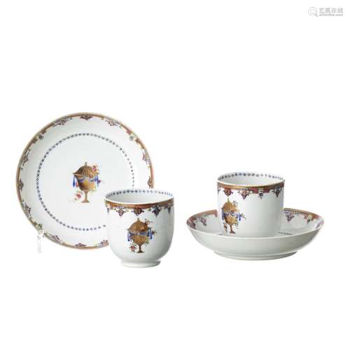 Pair of Companhia das Índias porcelain cups and saucers