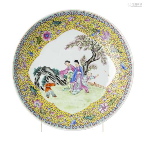 Plate 'figures in landscape' in Chinese porcelain, Republic