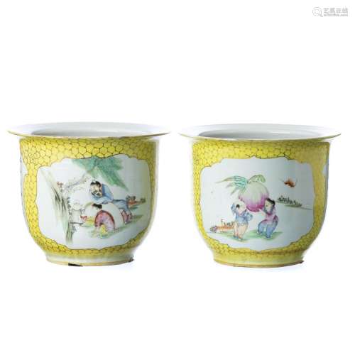 Pair of porcelain pots from China, Republic