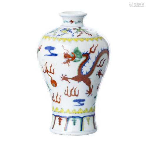 Chinese porcelain meiping wucai vase