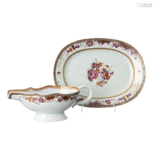 Chinese porcelain gravy boat with presentoir, Qianlong