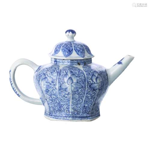 Teapot 'lotus' in Chinese porcelain