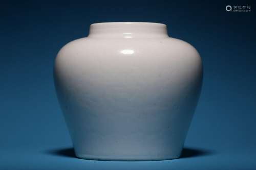 White glaze dark engraved dragon pattern jar