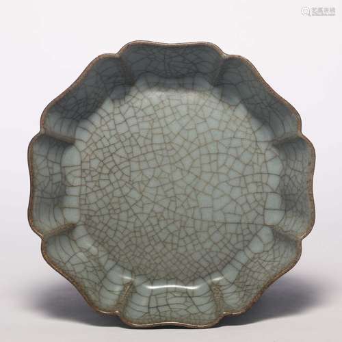 Ming dynasty Ge kiln flower mouth plate