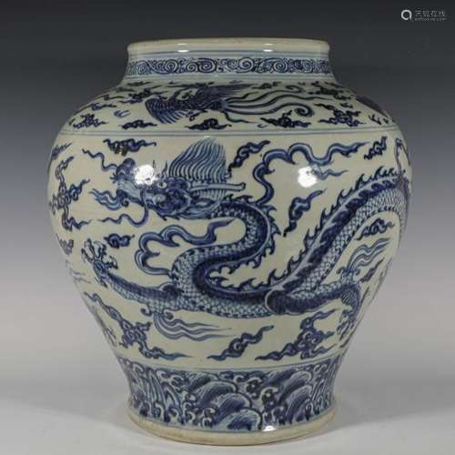 CHINESE BLUE AND WHITE DRAGON PATTERN POT, MING DYNASTY