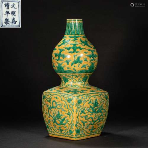 CHINESE DRAGON VASE, MING DYNASTY