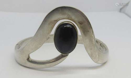 MEXICO STERLING HINGED BANGLE WITH ONYX