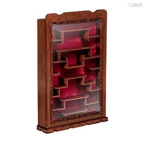 A Chinese wall display cabinet, 20thC, 94,5 x 60 cm