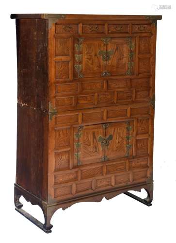 A Korean chest cabinet, 19thC or later, H 139 - W 94,8 - D 4...