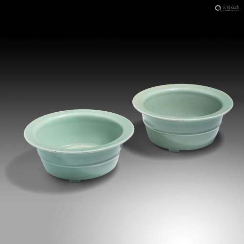 A pair of Chinese celadon-glazed jardinières, with a Qianlon...