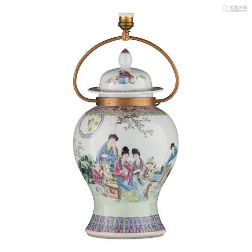 A Chinese famille rose covered vase, 20thC, H 45 cm (vase)