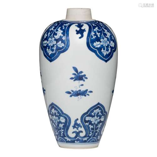 A Chinese blue and white jar, Kangxi period, H 24 cm
