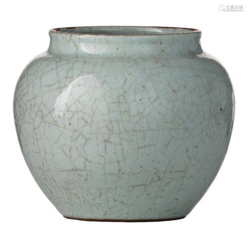 A Chinese Ge-type celadon-crackle glazed jar, H 12 cm