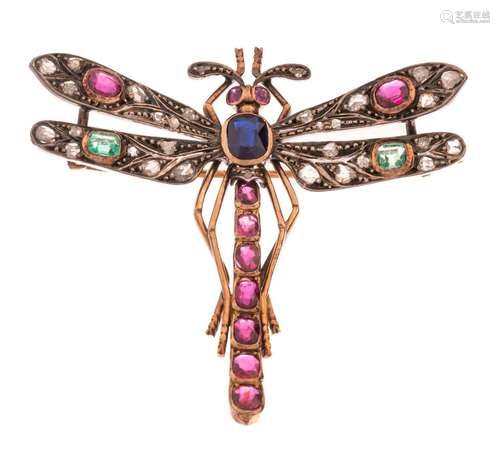 A dragonfly-shaped brooch in 18ct yellow gold, set with emer...