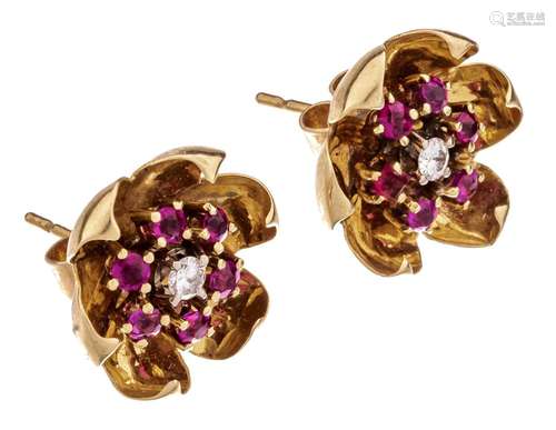 A pair of floral-shaped earrings in 18ct yellow gold, with a...