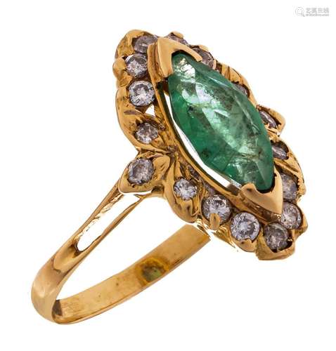 A ring in 18ct yellow gold, set with a marquise cut emerald ...