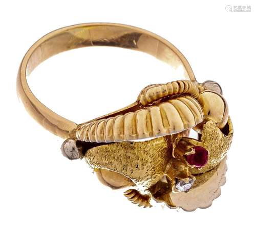 A floral-shaped ring in 18ct yellow gold, set with a brillia...