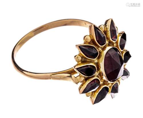 A floral-shaped ring in 18ct yellow gold, set with garnets, ...