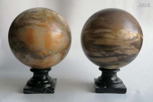 Coppia di sfere in marmo