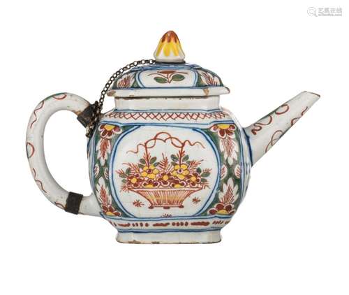 An 18thC Dutch Delft chinoiserie teapot, H 13 cm