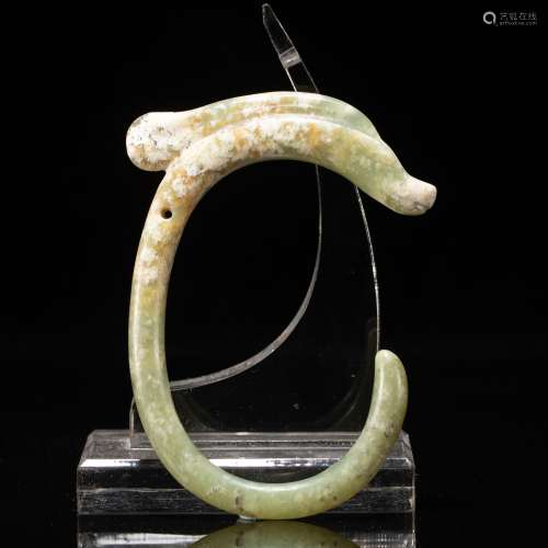 A CHINESE C-SHAPED JADE DRAGON PENDANT