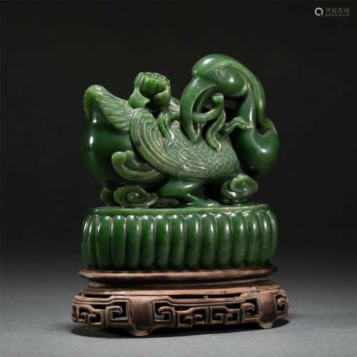 A CARVED SPINACH GREEN JADE DUCK