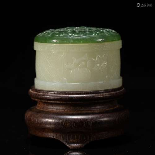 A CHINESE CARVED ROUNDED JADE BOX