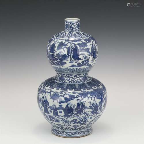 A CHINESE BLUE AND WHITE PORCELAIN DOUBLE-GOURD VASE