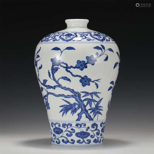 A CHINESE BLUE AND WHITE PORCELAIN VASE