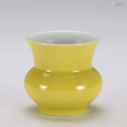 A CHINESE YELLOW GLAZE PORCELAIN VASE, YONGZHENG