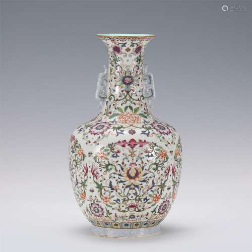 A CHINESE FAMILLE ROSE PORCELAIN VASE,QIANLONG