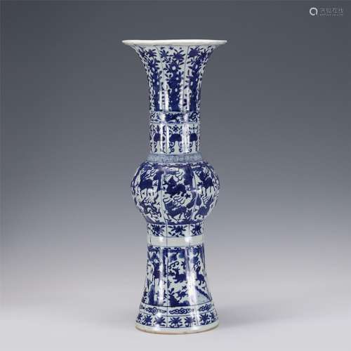 A CHINESE BLUE AND WHITE PORCELAIN VASE,MING