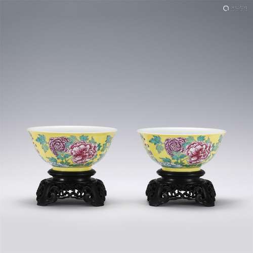 A PAIR OF ENAMEL FLOWER PORCELAIN BOWLS,KANGXI