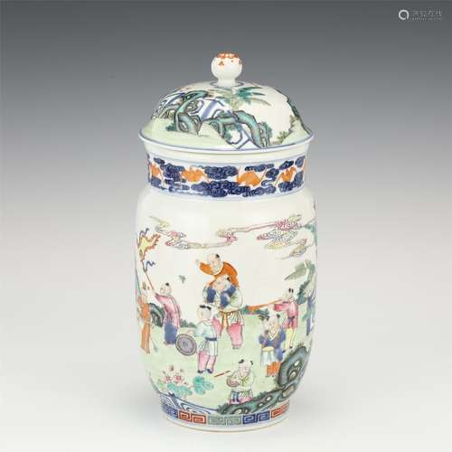 A CHINESE WUCAI PORCELAIN LIDDED BOTTLE