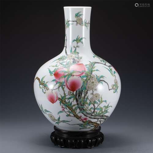 A FAMILLE ROSE PORCELAIN PEACHES VASE,QING