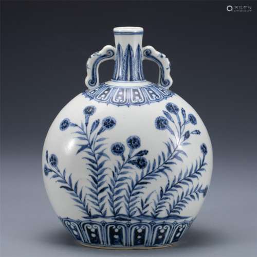 A BLUE AND WHITE PORCELAIN FLASK MOON VASE,MING