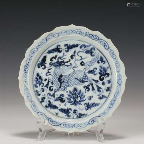 A CHINESE BLUE AND WHITE PORCELAIN DISH