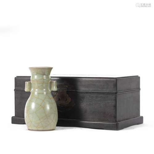 A GE-STYLE GLAZE ARROW VASE